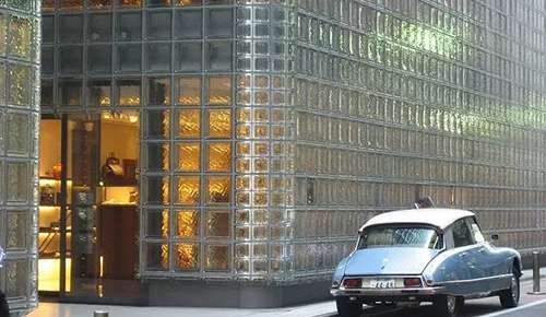 國外專(zhuān)賣(mài)店室外幕墻